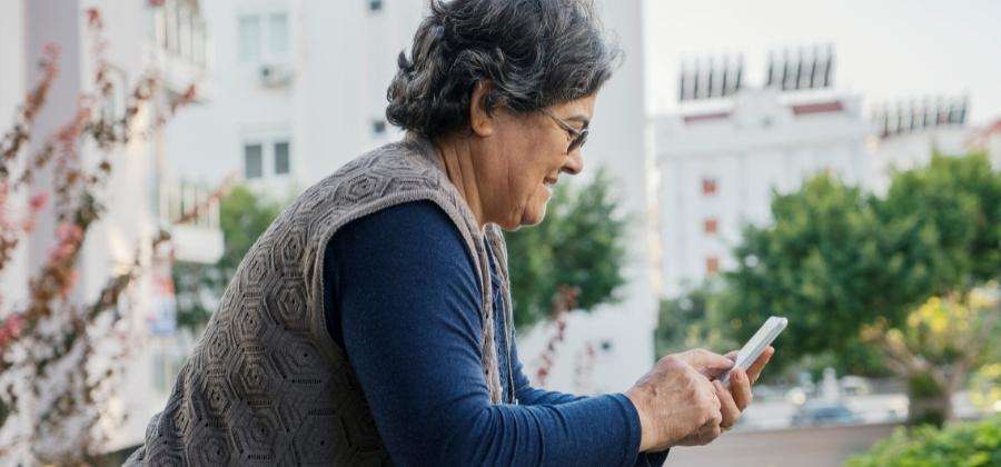Mobily pro seniory – telefony, které si zamiluje i vaše babička