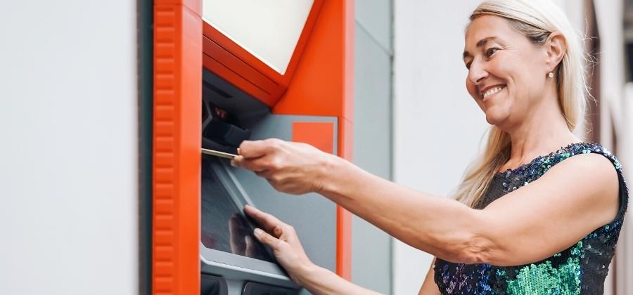Jak na výběr z bankomatu v zahraničí, aby vás vyšel co nejlevněji?