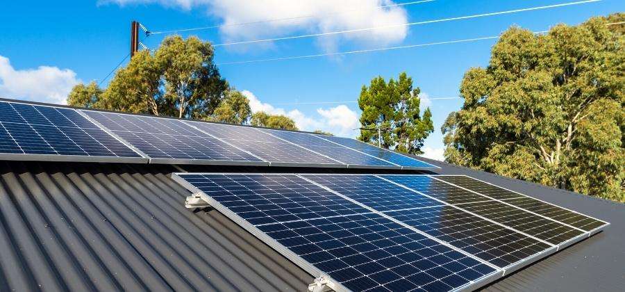Úvěr na fotovoltaiku: Která banka poskytne ten nejlepší?