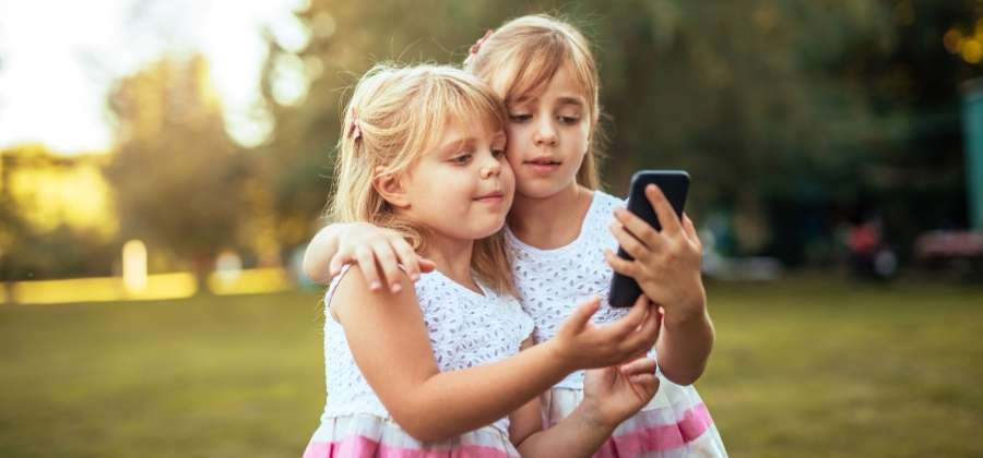 Mobily pro děti, které vás nezruinují: Kompletní průvodce telefony pro předškoláky, školáky a teenagery