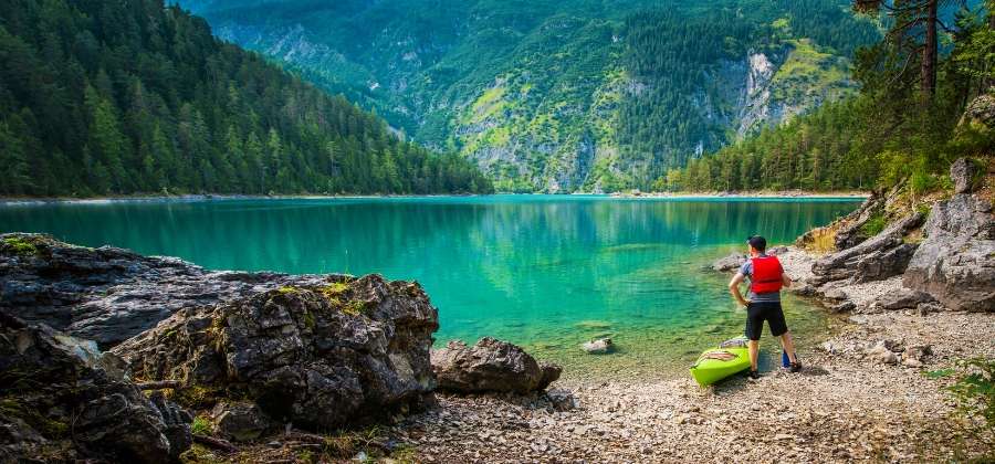 10 nejkrásnějších jezer v Rakousku na kempování, plavání, rybaření a další oblíbené aktivity