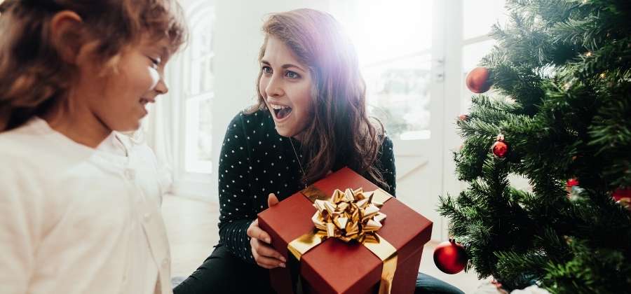 Vánoční dárky pro ženy: Tipy, které potěší manželku, maminku, sestru i tchýni