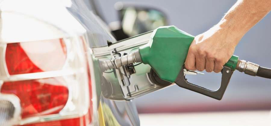 Cena benzínu a nafty v Evropě + 4 tipy, jak ušetřit při cestě autem do ciziny
