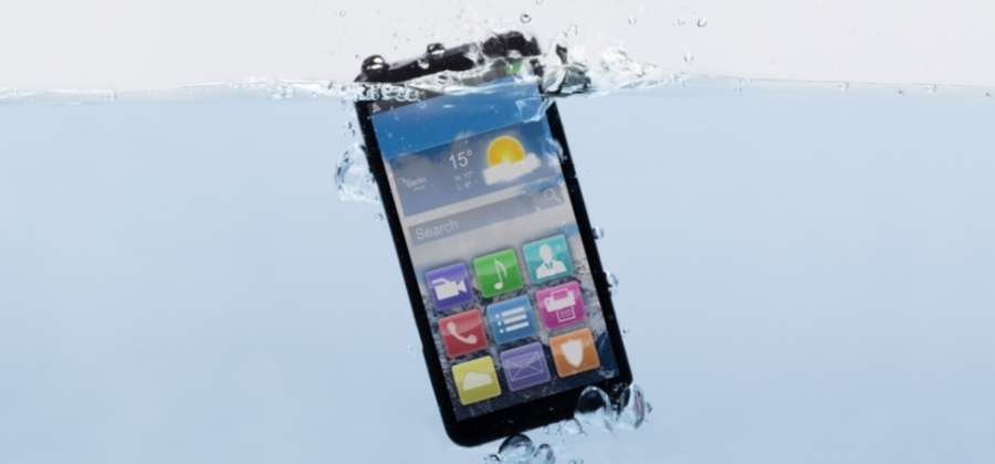 Co dělat, když mi spadne mobil do vody?