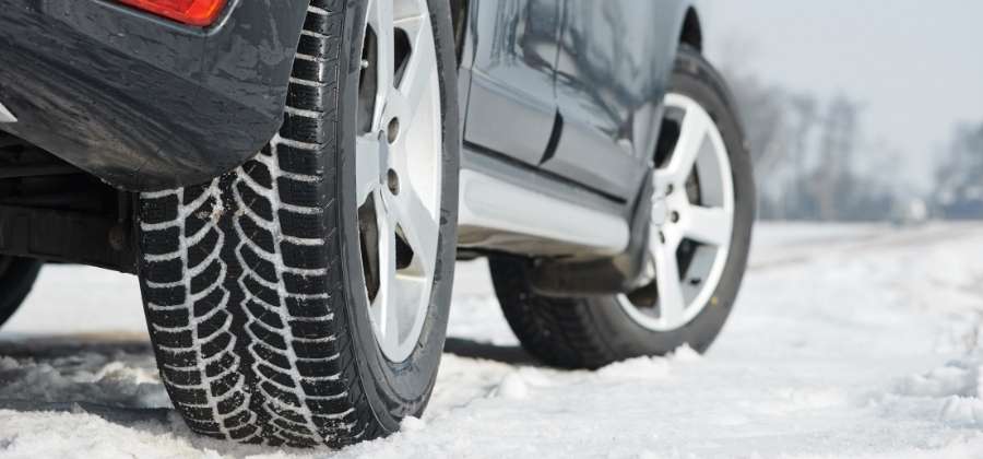 Od kdy jsou povinné zimní pneumatiky? Co riskujete, když je neobujete?
