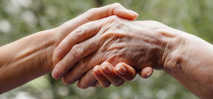Dlouhodobá péče o seniory: Pojištění, příspěvky od státu a další důležité informace