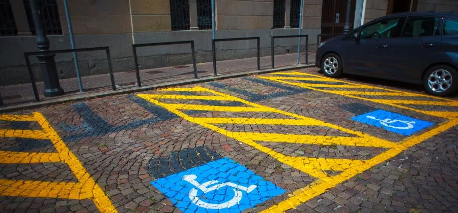 Pokuta za stání na invalidech, přechodu pro chodce nebo v zákazu stání. Co vám hrozí?