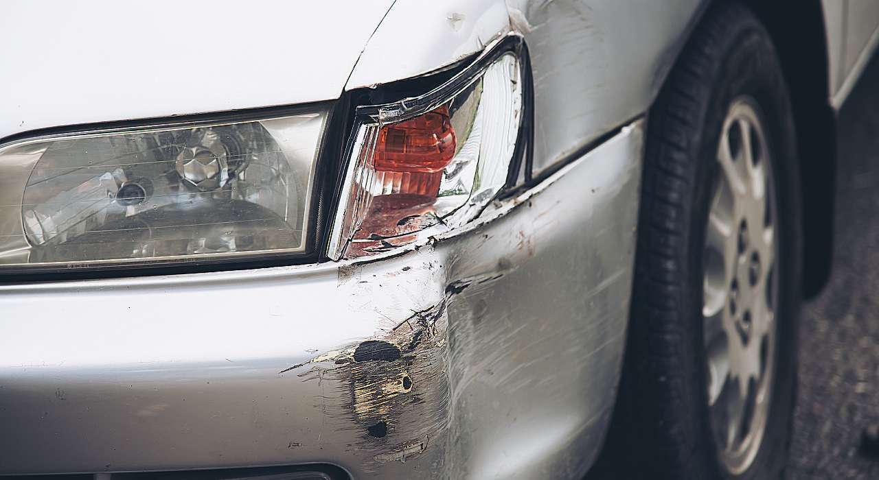 Nabourané auto na parkovišti: co v takovém případě dělat a kdo zaplatí škodu?